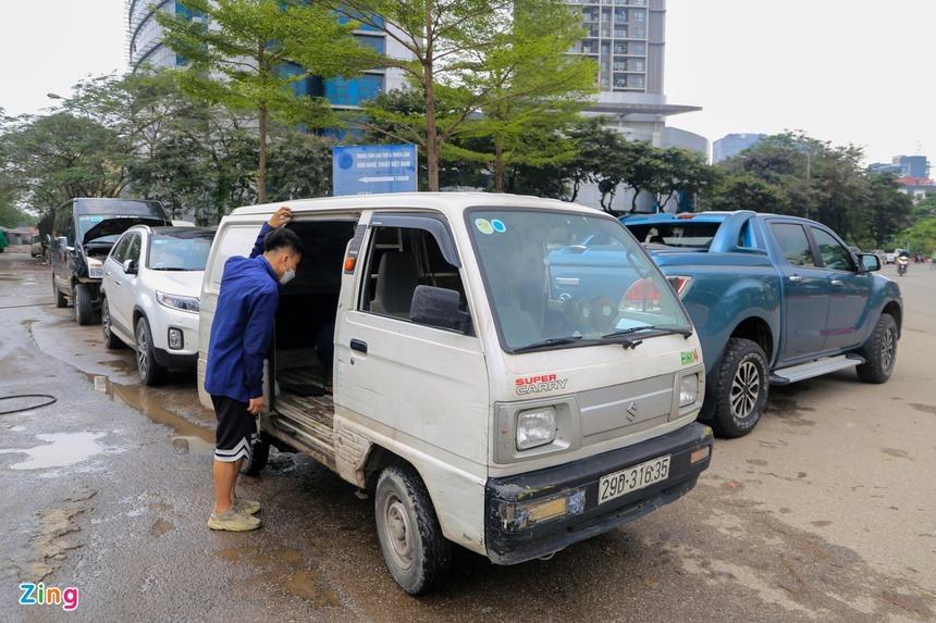 Một garage khác trên đường Tôn Thất Thuyết (quận Cầu Giấy) cũng trong tình trạng quá tải, xe đến sửa phải đỗ tràn ra đường.