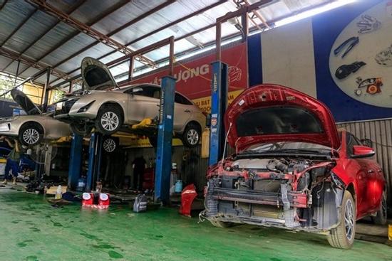 Garage ôtô quá tải sau trận mưa lớn ở Hà Nội