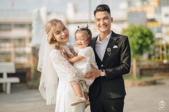 Vợ Mạc Văn Khoa tung ảnh cưới, mặt HỚN của con gái chiếm hết sóng-3