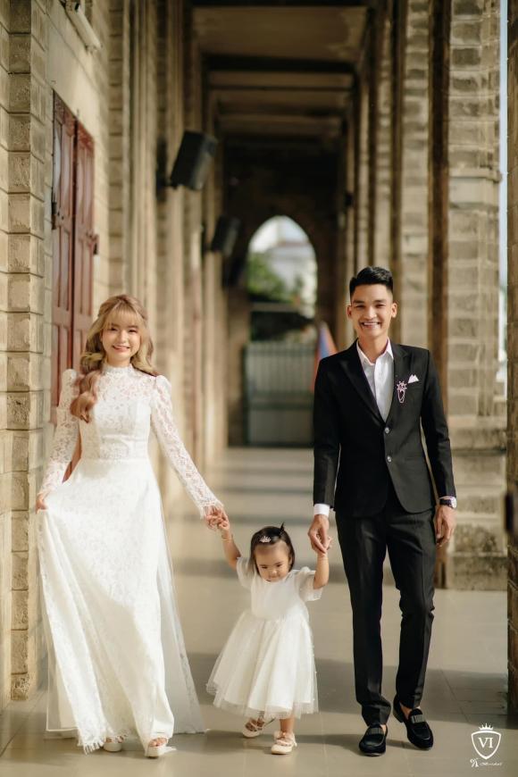 Vợ Mạc Văn Khoa tung ảnh cưới, mặt HỚN của con gái chiếm hết sóng-2