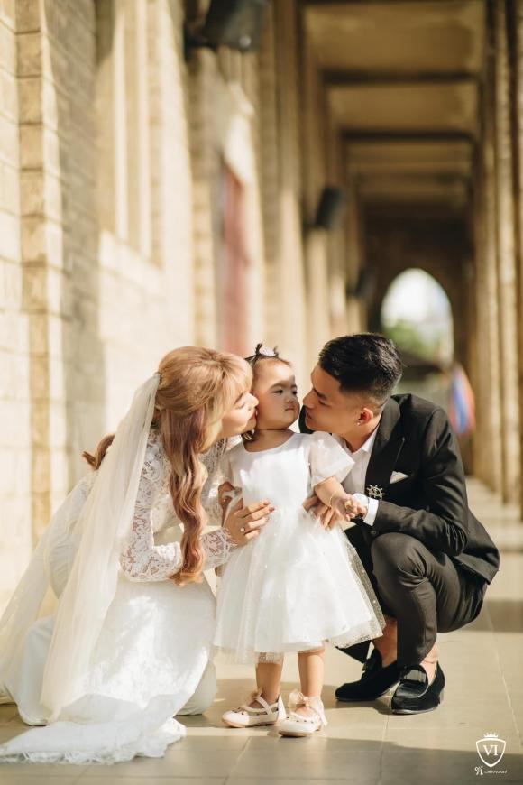 Vợ Mạc Văn Khoa tung ảnh cưới, mặt HỚN của con gái chiếm hết sóng-6