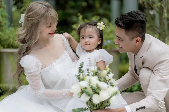 Vợ Mạc Văn Khoa tung ảnh cưới, mặt HỚN của con gái chiếm hết sóng-10