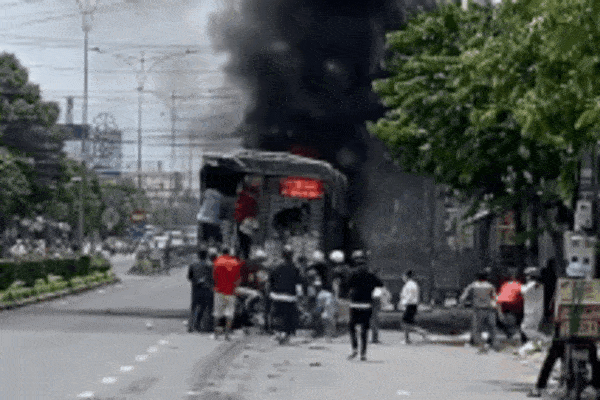 Xe tải bốc cháy ngùn ngụt, người dân vội vã giúp tài xế 'giật hàng'