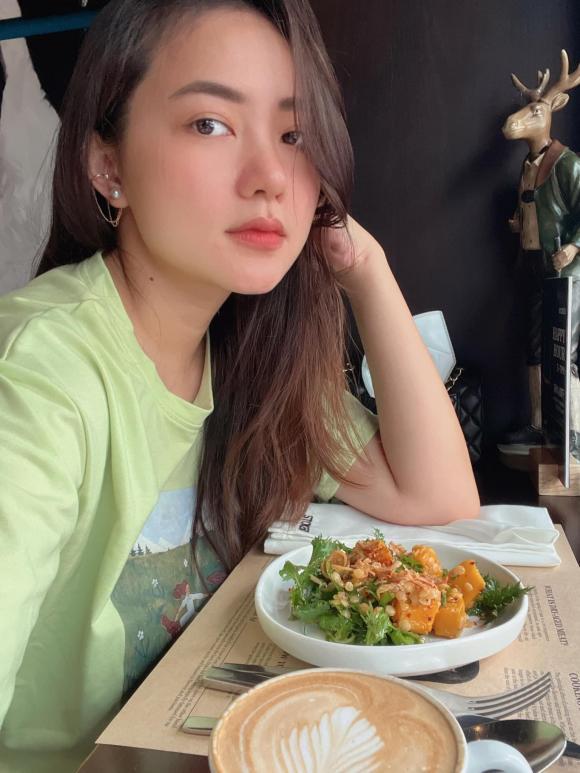 Điều khiến khán giả chú ý chính là visual xuất sắc của cựu mẫu. Có vẻ như sau thời gian kiên trì giảm cân, Phan Như Thảo đã lấy lại được thời kì đỉnh cao nhan sắc như trước. Gương mặt hai nọng đã dần quay trở lại Vline thon thả, làn da cũng căng tràn sức sống.