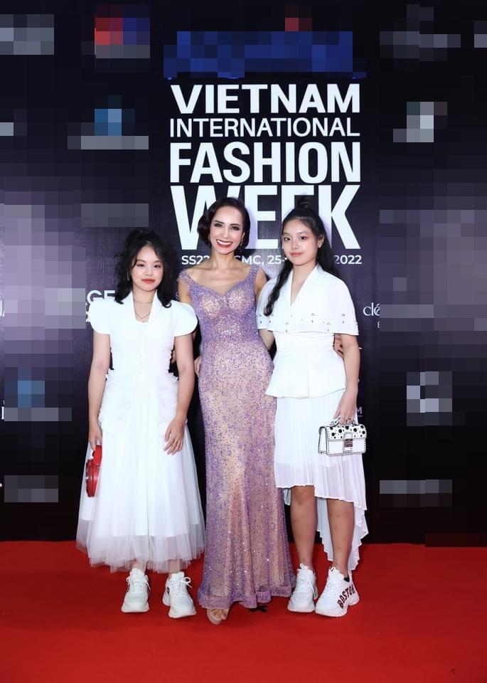 Thuy Hanh was criticized for her scarred legs to attend a fashion show-1