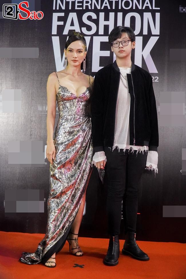 Chiều cao Anh Thư tính cả guốc cũng không bằng quý tử 15 tuổi-1