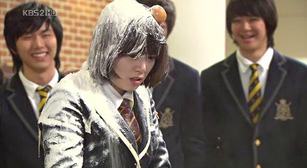 Những phân cảnh bạo lực học đường gây ám ảnh trên phim Hàn-11