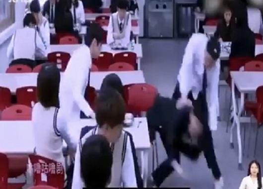 Những phân cảnh bạo lực học đường gây ám ảnh trên phim Hàn-14