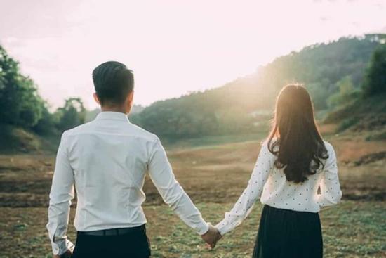 3 cách đàn ông tán tỉnh, phụ nữ khôn nên sớm rời xa kẻo hối hận