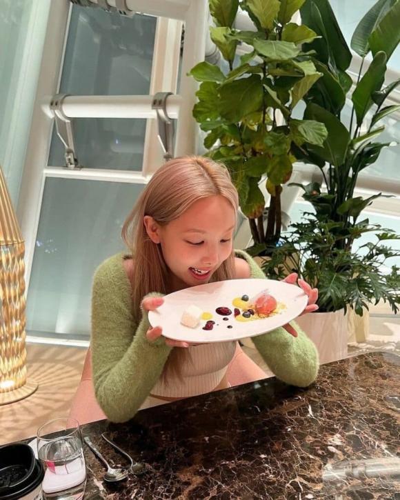 Sau V và Jennie, đến lượt J-Hope BTS bị nghi hẹn hò Nayeon TWICE-3