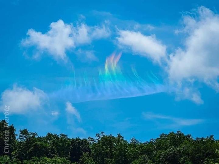 Những ngọn lửa cầu vồng ảo diệu trên trời như phim viễn tưởng-4