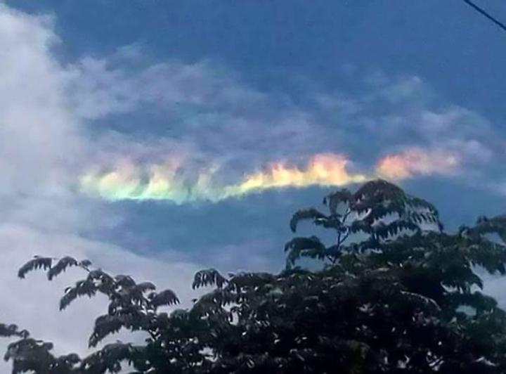 Những ngọn lửa cầu vồng ảo diệu trên trời như phim viễn tưởng-5