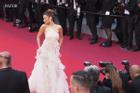 Những trang phục ấn tượng của Bella Hadid ở Cannes