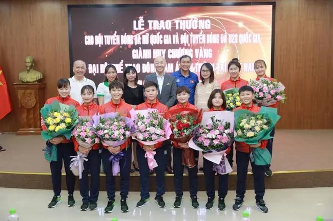 Hoàng Thị Loan chiếm spotlight tại lễ trao thưởng tuyển nữ Việt Nam-1