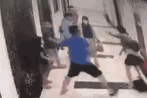 Đi thang máy, người phụ nữ vô cớ bị người đàn ông đánh túi bụi-1