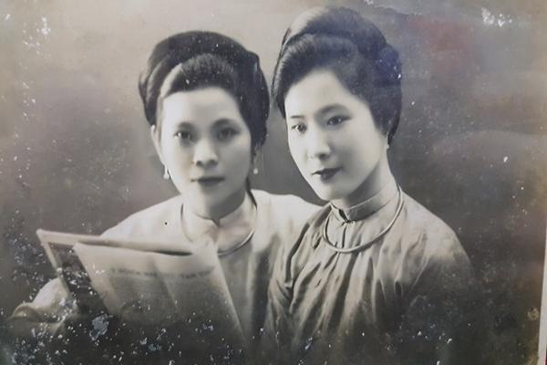 Cô dâu tự tay đẩy xe lăn, đưa chú rể bước vào lễ đường đám cưới-2