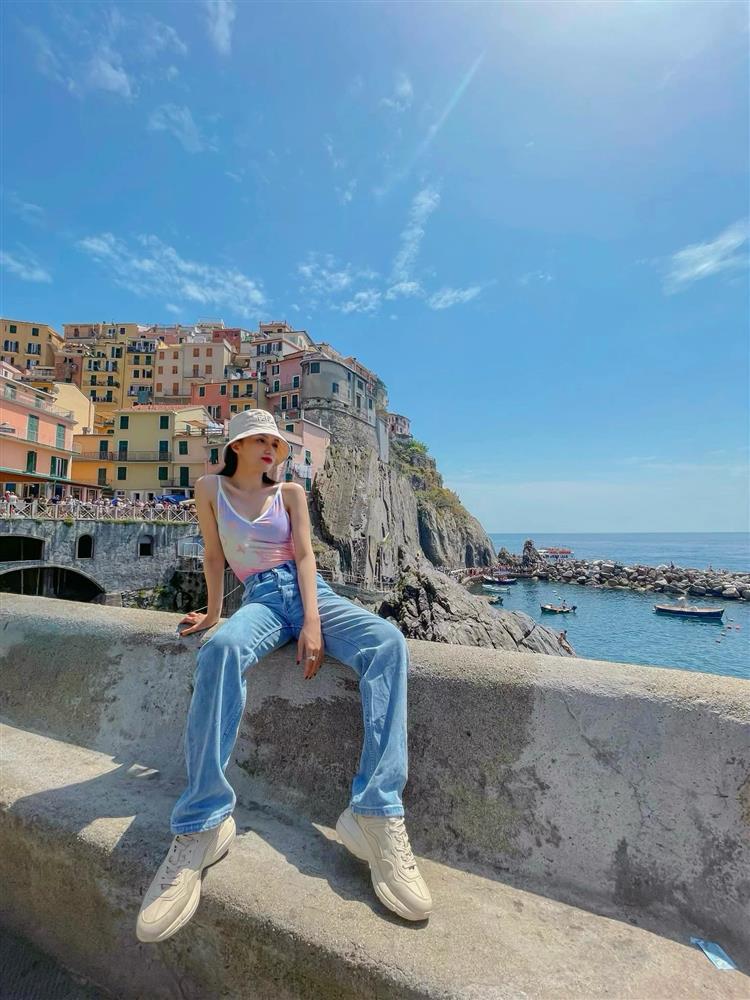 Hương Giang mặc áo tắm vi vu dạo phố sau khi dự thảm đỏ LHP Cannes-1