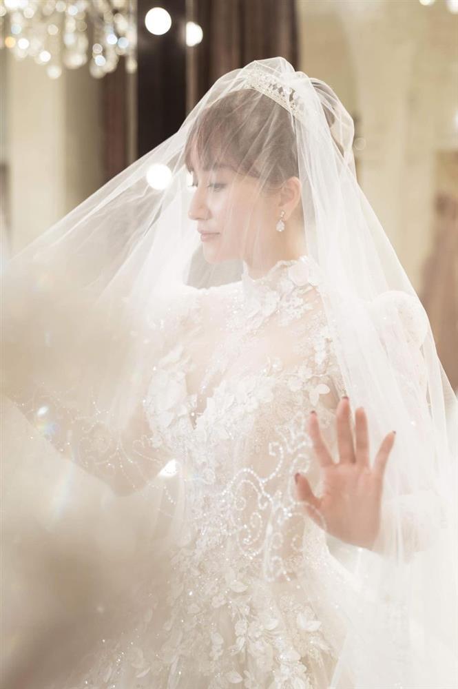 Cuối cùng Khánh Thi cũng mặc váy cưới, visual đẹp ngất ngây-4