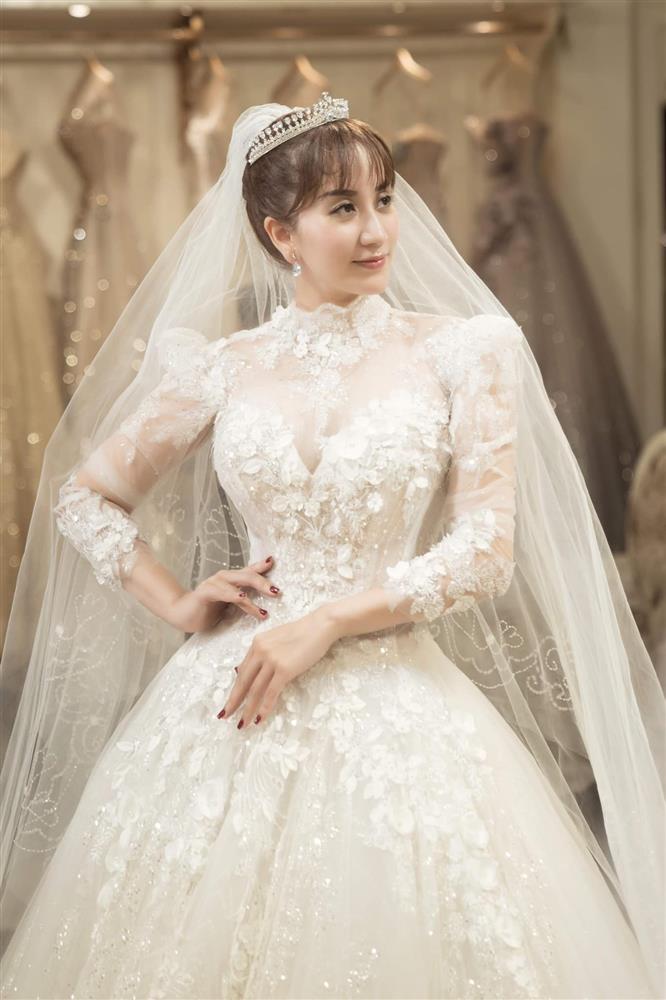 Cuối cùng Khánh Thi cũng mặc váy cưới, visual đẹp ngất ngây