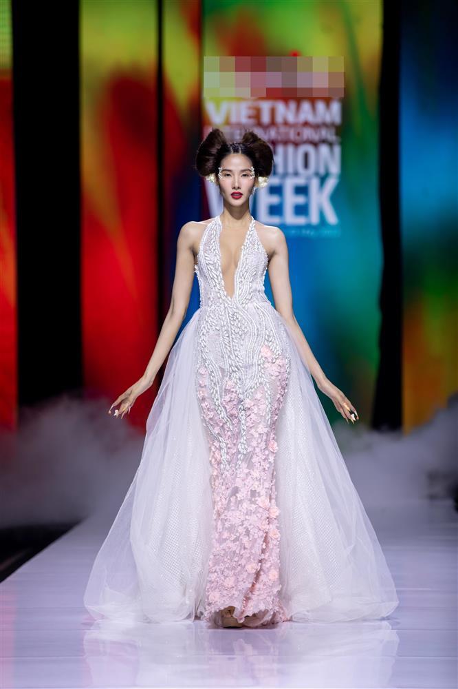 Thùy Tiên là vedette nhưng hào quang lại thuộc về Hoàng Thùy-6