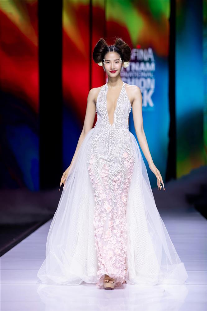 Thuy Tien is a vedette but the aura belongs to Hoang Thuy-7