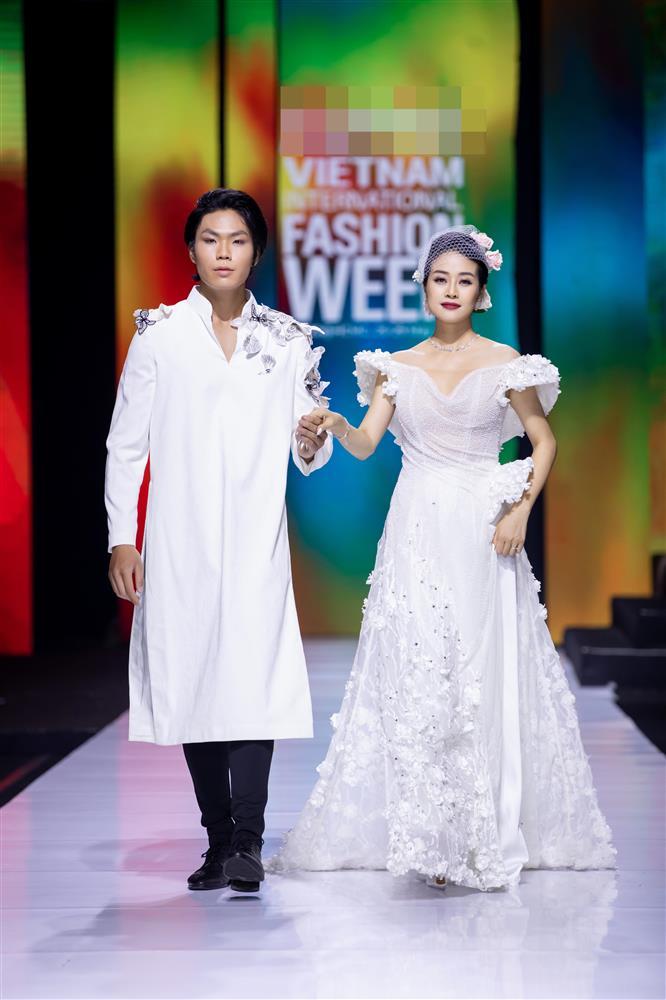 Thùy Tiên là vedette nhưng hào quang lại thuộc về Hoàng Thùy-9