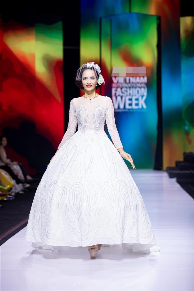 Thuy Tien is a vedette but the aura belongs to Hoang Thuy-11