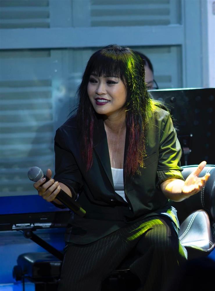 Từ khi yêu phi công, Phương Thanh tuổi 50 trở thành đôi mươi-3