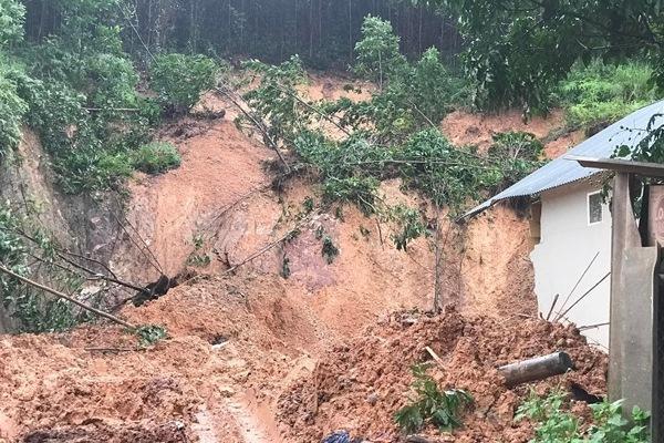 Kinh hoàng nước lũ cuồn cuộn cuốn phăng ôtô, xe máy ở Lâm Đồng-3