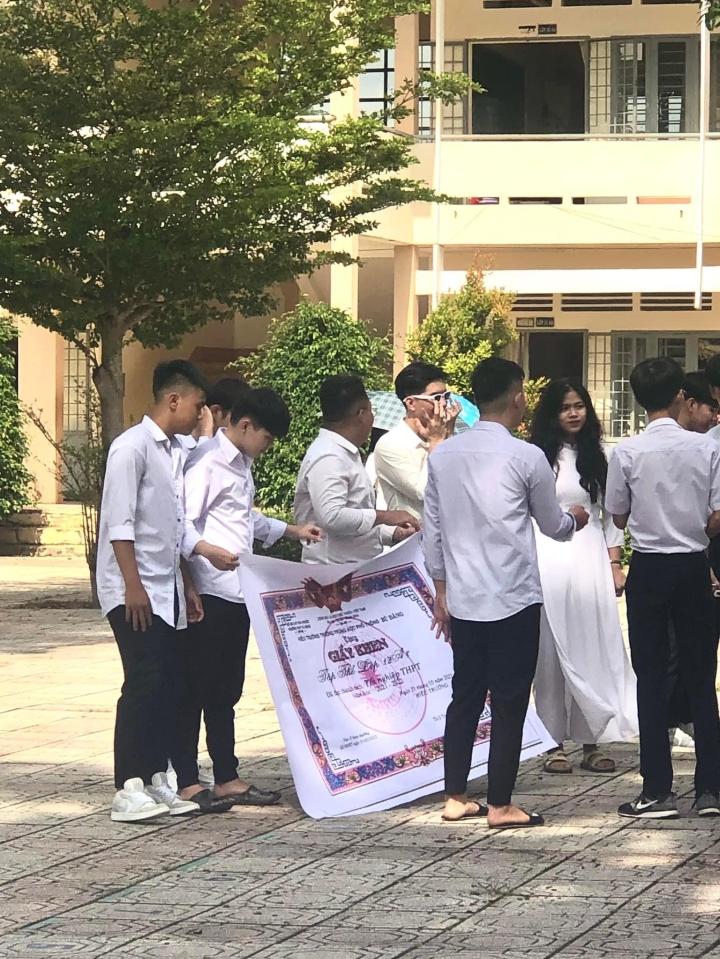 Check-in bá đạo ngày bế giảng: Không có hài nhất, chỉ có hài hơn-2