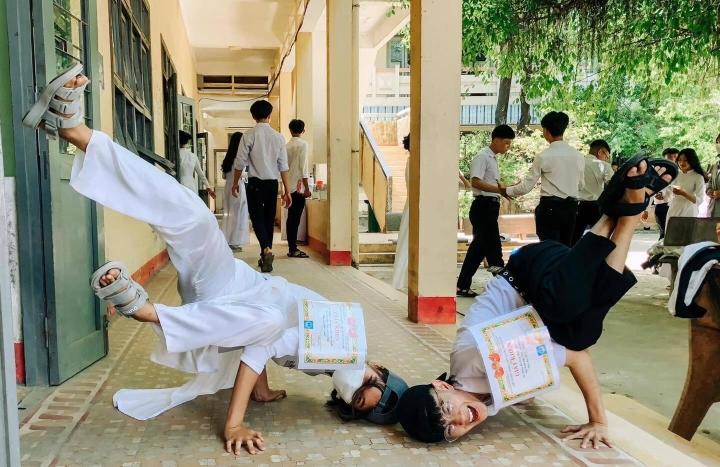 Check-in bá đạo ngày bế giảng: Không có hài nhất, chỉ có hài hơn-3