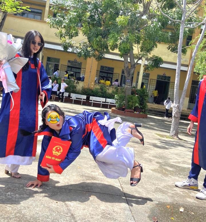 Check-in bá đạo ngày bế giảng: Không có hài nhất, chỉ có hài hơn-4