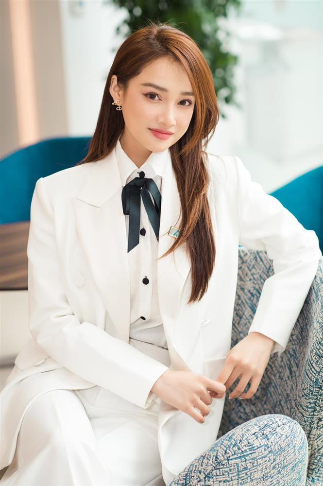 Nhã Phương mặc kín mít sau khi phủ nhận mang thai lần 2-5