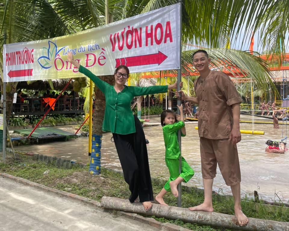 Chồng Trang Trần da hồng, môi đỏ chót, vẻ nam tính bay biến