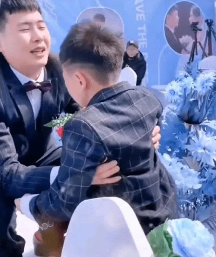 Anh trai cưới cô giáo chủ nhiệm, cậu bé có phản ứng hài hước-3