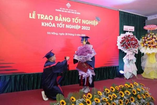 Chàng trai Đà Nẵng bất ngờ cầu hôn bạn gái ngay trong lễ tốt nghiệp-1