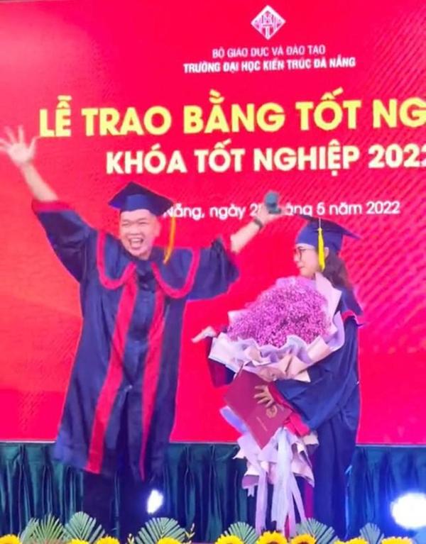 Chàng trai Đà Nẵng bất ngờ cầu hôn bạn gái ngay trong lễ tốt nghiệp-2