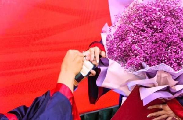 Chàng trai Đà Nẵng bất ngờ cầu hôn bạn gái ngay trong lễ tốt nghiệp-3
