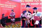 Chàng trai Đà Nẵng bất ngờ cầu hôn bạn gái ngay trong lễ tốt nghiệp