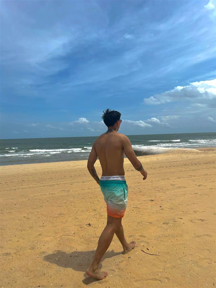 Doan Van Hau takes off his clothes to show off hot photos, his muscular body fascinates viewers-1