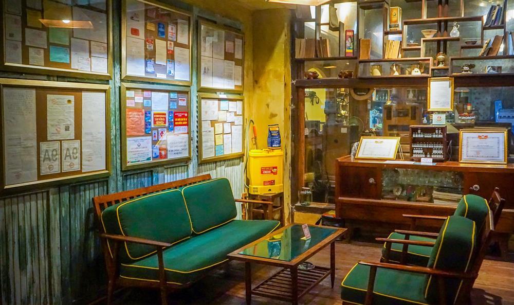 Quán cafe lưu giữ hiện vật, ký ức về đại dịch Covid-19 ở TP.HCM-1