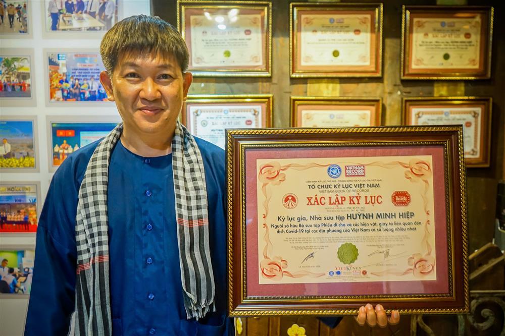 Quán cafe lưu giữ hiện vật, ký ức về đại dịch Covid-19 ở TP.HCM-2