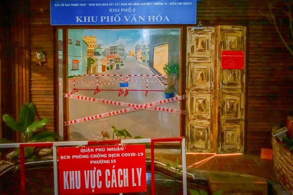 Quán cafe lưu giữ hiện vật, ký ức về đại dịch Covid-19 ở TP.HCM-9