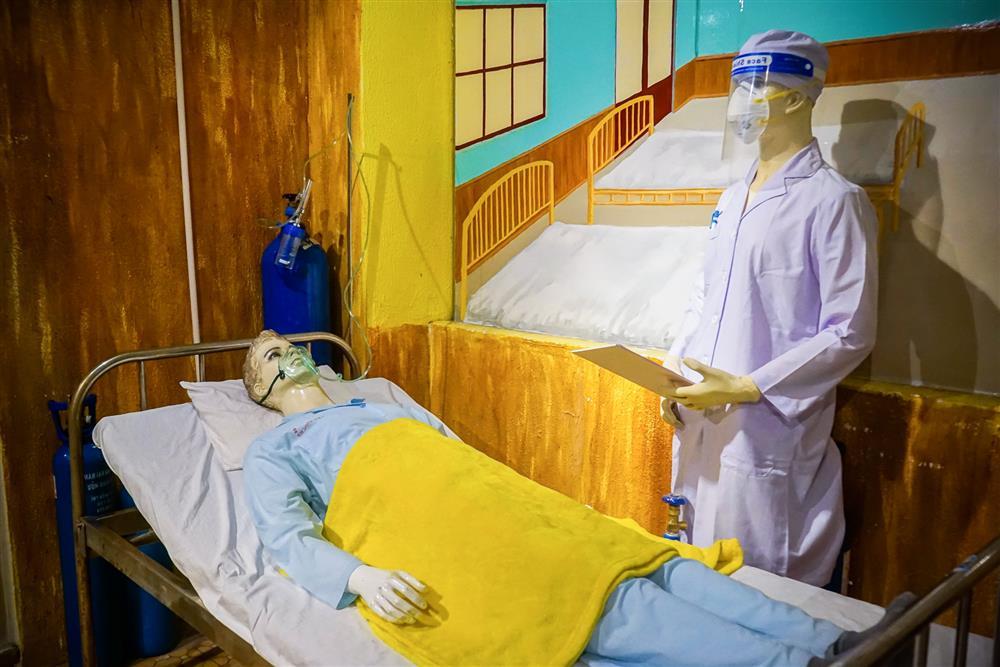 Quán cafe lưu giữ hiện vật, ký ức về đại dịch Covid-19 ở TP.HCM-7