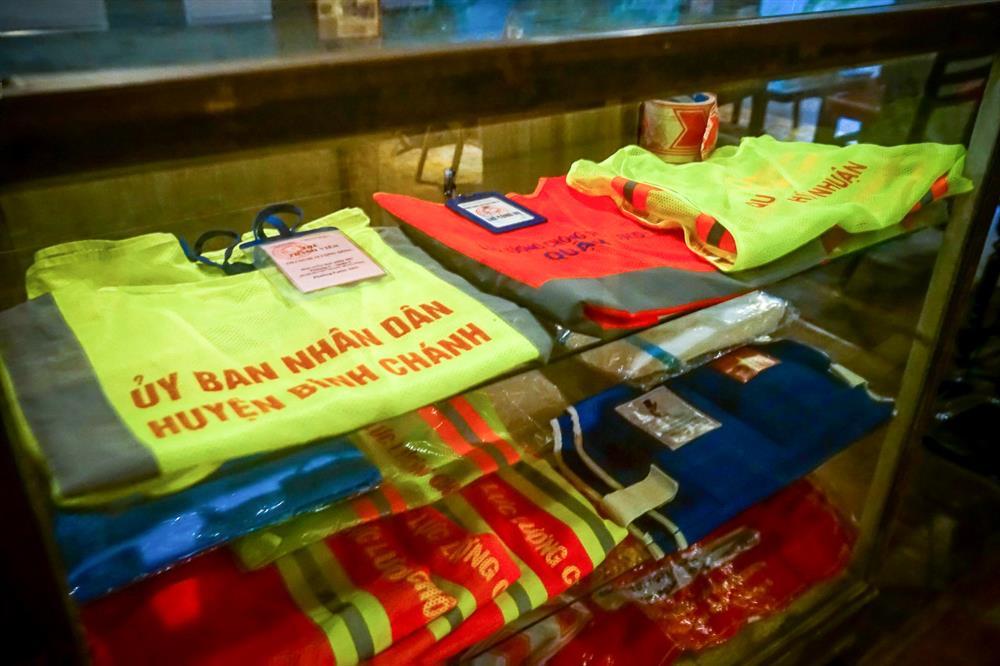 Quán cafe lưu giữ hiện vật, ký ức về đại dịch Covid-19 ở TP.HCM-11