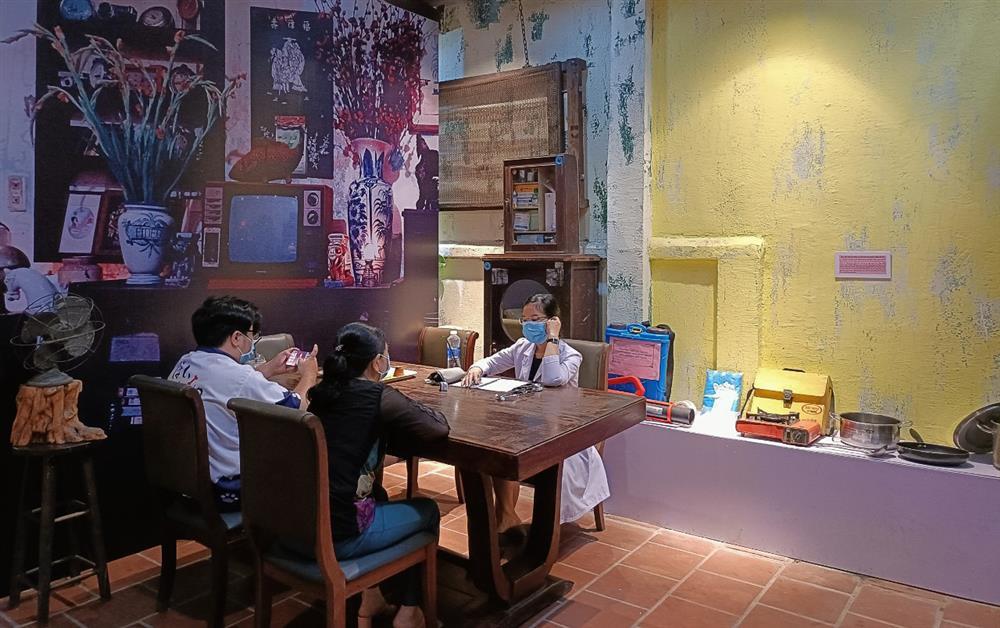 Quán cafe lưu giữ hiện vật, ký ức về đại dịch Covid-19 ở TP.HCM-15