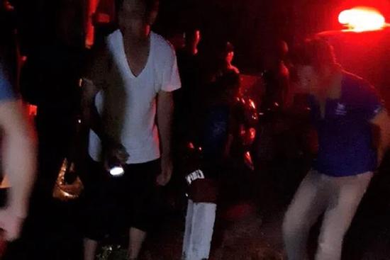 Bé gái 14 tuổi bị tàu hỏa húc văng