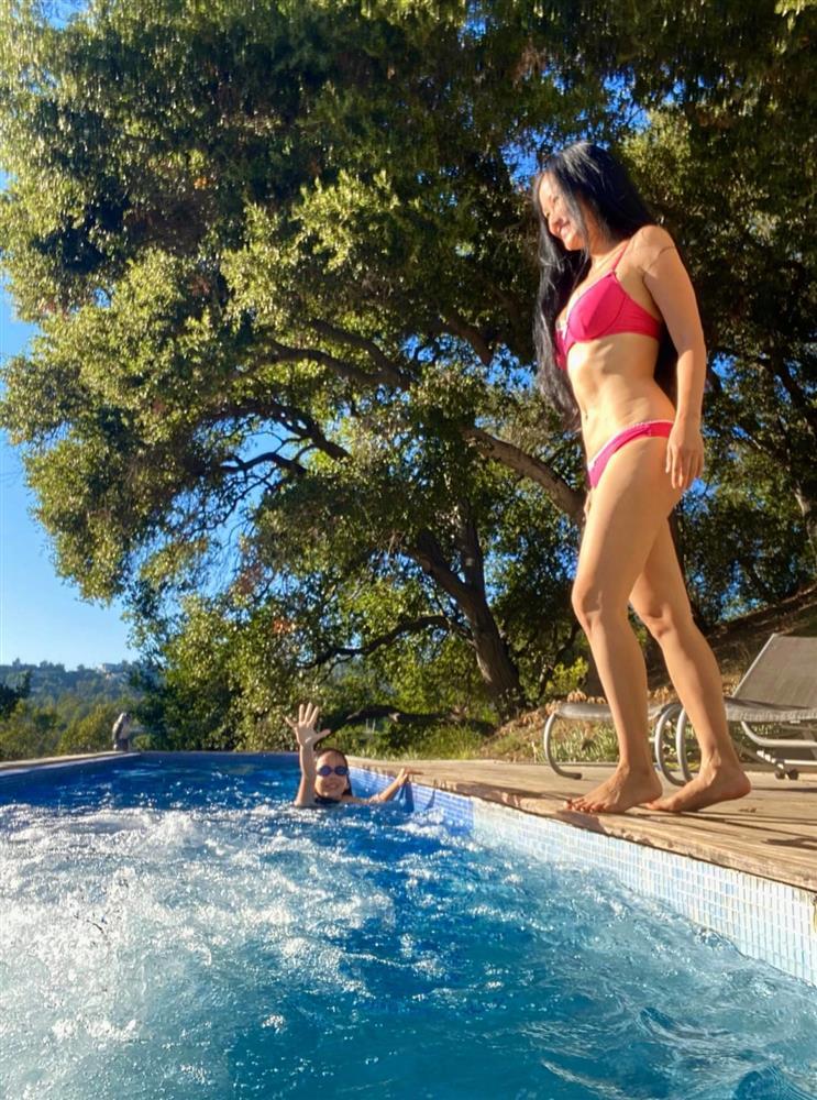 Diva Hồng Nhung khoe mặt mộc, than thở eo mất phom ở tuổi 52-9