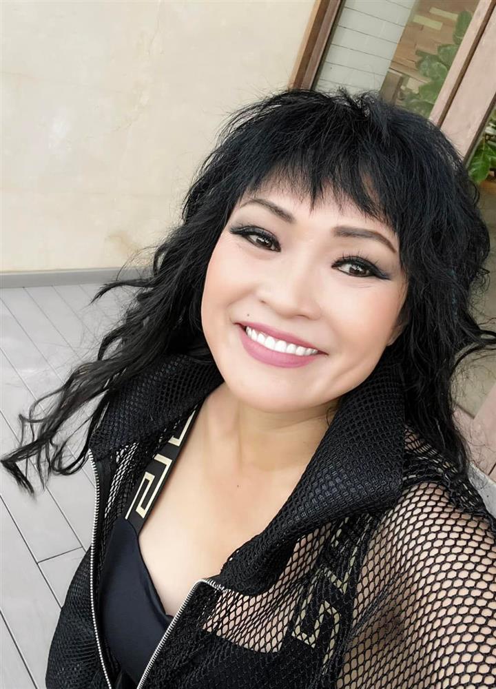 Phương Thanh và tình trẻ kém 20 tuổi đi dép đôi 10k-13