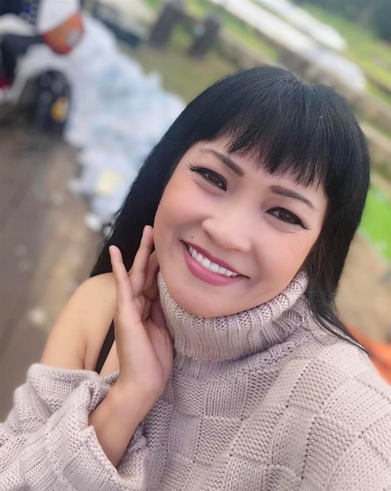 Phương Thanh và tình trẻ kém 20 tuổi đi dép đôi 10k-7